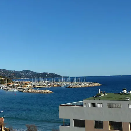 Apartment Centre Avec Terrasse Et Ascenseur - Fr-1-308-173 Le Lavandou
